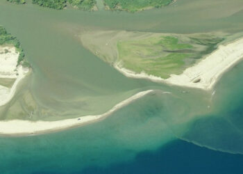 Pescavano alla foce del Crati, travolti da onda