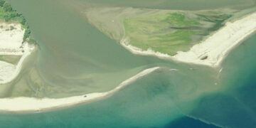 Pescavano alla foce del Crati, travolti da onda