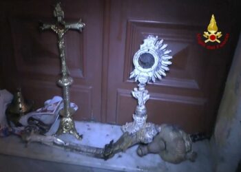 Incendio danneggia chiesa a Grimaldi