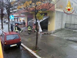 Incendio negozio a Crotone (1)