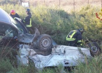 Scontro tra due vetture sulla SS106, due feriti