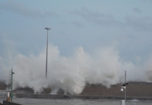 Porto di Le Castella invaso dalle onde