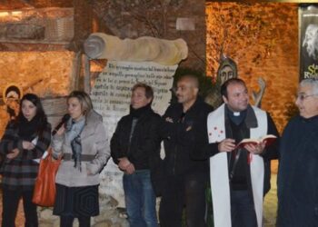 Presentato il ‘presepe in legno’ a Le Castella