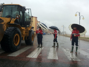 Volontari durante il maltempo