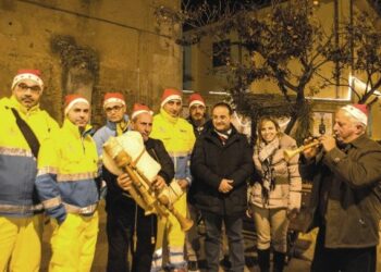 Natale, zampognari e cavalli in giro per Isola Capo Rizzuto