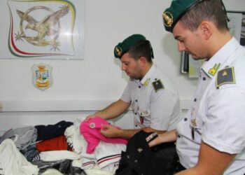 Scarpe e abbigliamento contraffatti, sequestri a Lamezia