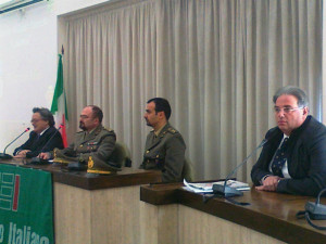 l'assessore esposito e il vice presidente durante con i militari
