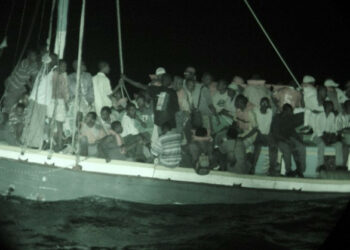 Barcone immigrati in piena tempesta, impossibili i soccorsi