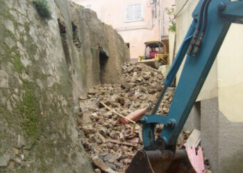 I commissari prefettizi fanno ripulire le macerie dell’immobile crollato
