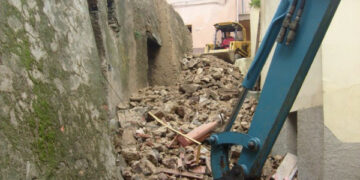 I commissari prefettizi fanno ripulire le macerie dell’immobile crollato