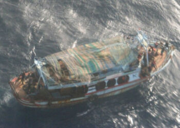 Barcone alla deriva: tutti salvi i migranti a bordo