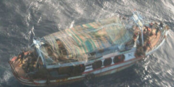 Barcone alla deriva: tutti salvi i migranti a bordo