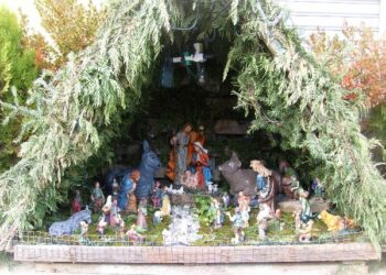 Ciro’ illuminata ed addobbata per le feste natalizie