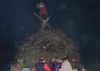 Bruciata la befana ‘cattiva’ a Isola Capo Rizzuto