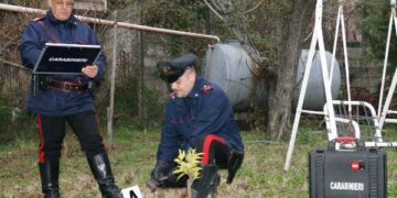 Carabinieri bussano alla porta di casa, pregiudicato butta pistola dalla finestra