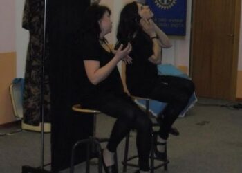 Spettacolo isterico ‘Lei contro Lei’