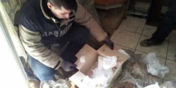 Scoperta centrale della droga a Tufolo, due crotonesi in manette