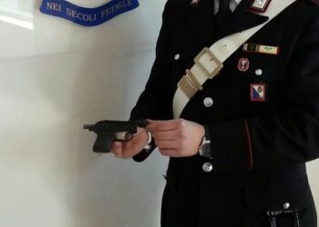 Pistola lanciarazzi in camera da letto, arrestato 28enne