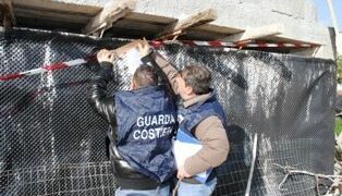 Costruisce su demanio marittimo, sequestrata area a Strongoli