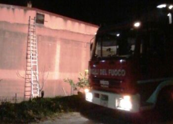 Un incendio nel sottotetto delle case Aterp in via Sant’Elia