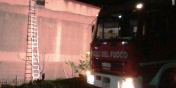 Un incendio nel sottotetto delle case Aterp in via Sant’Elia