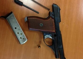 Cerca di sparare a cameriere ma la pistola si inceppa