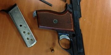 Cerca di sparare a cameriere ma la pistola si inceppa