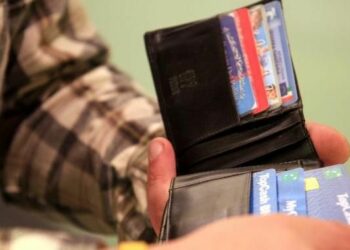 Insegnanti in pensione trovano portafoglio con 1.000 euro e lo restituiscono