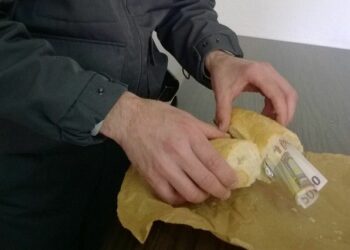 Soldi nascosti nel panino, cinese bloccato allo scalo di Lamezia Terme