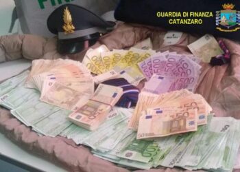 Lamezia Terme, cinese bloccata con 80mila euro in aeroporto