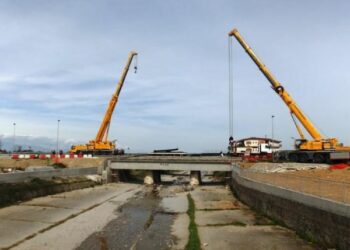 Rossano, ampliamento stradale sul ponte Citrea: gru in azione