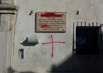 Cariati, imbrattata targa piazza ‘Rocco Trento’