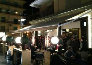 Aggrediscono proprietario ‘Le Monde’ per rubare sedie in vimini