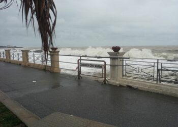 Mareggiata a Ciro’ Marina, lungomare rischia di sprofondare