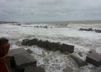 Mareggiata a Ciro’ Marina, lungomare rischia di sprofondare