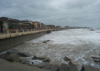 Mareggiata a Ciro’ Marina, lungomare rischia di sprofondare