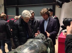Ministro Bray con Alberto Angela davanti ai Bronzi di Riace