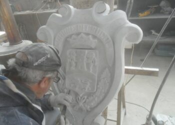 Crucoli, stemma araldico sulla facciata del municipio