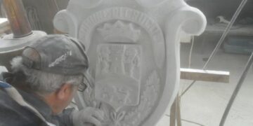 Crucoli, stemma araldico sulla facciata del municipio