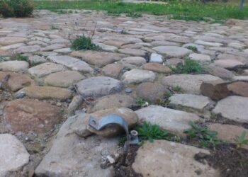 Cariati, Tomba Bretia: spariti tavoli e panchine