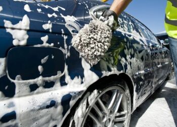 Autolavaggio sversa acque reflue nella fogna, una denuncia a Crotone