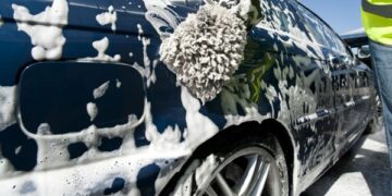 Autolavaggio sversa acque reflue nella fogna, una denuncia a Crotone