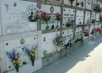 Tomba profanata nel cimitero di Scandale, ignoti distruggono marmo