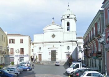 Auto in sosta ostacolano corteo funebre, prete s’improvvisa vigile