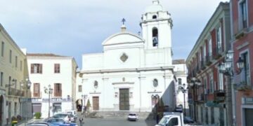 Auto in sosta ostacolano corteo funebre, prete s’improvvisa vigile