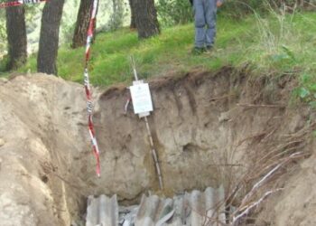 Tenta di occultare lastre di eternit in una buca, denunciato pensionato