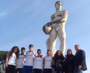 Delegazione crotonese sotto la statua di Milone allo Stadio dei Marmi
