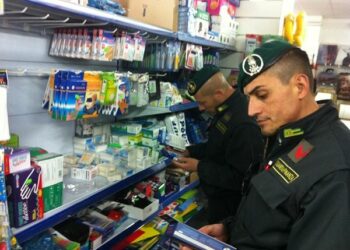Lamezia, sequestrati oltre 15mila prodotti contraffatti e insicuri