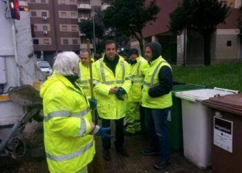 Cosenza tra i rifiuti, sindaco Occhiuto diventa operaio