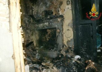 Incendio in casa nel crotonese, uomo muore carbonizzato
